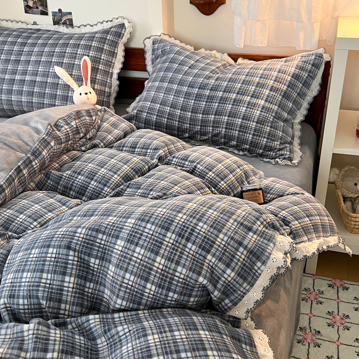 91家纺网 家纺一手货源 找家纺 妖妖家纺 2025新款加厚全棉花边牛奶绒格子四件套 海川之境