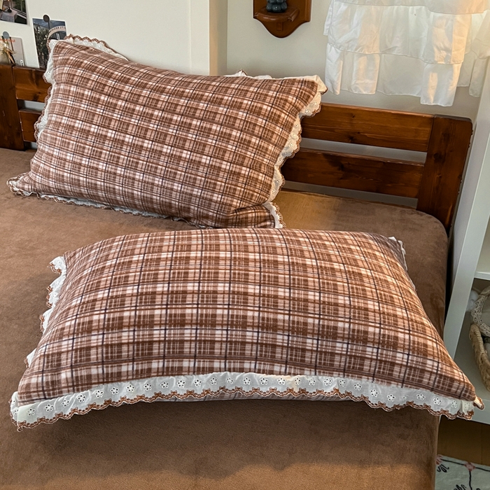 91家纺网 家纺一手货源 找家纺 妖妖家纺 2025新款加厚全棉花边牛奶绒格子四件套 焦糖松果