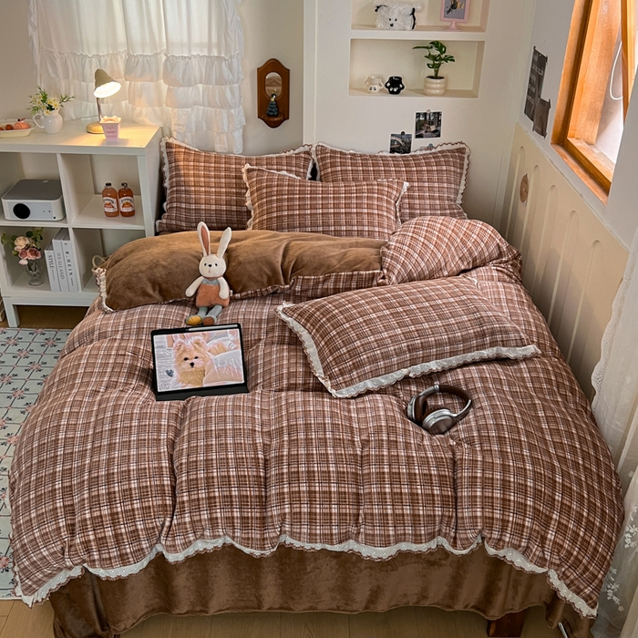 91家纺网 家纺一手货源 找家纺 妖妖家纺 2025新款加厚全棉花边牛奶绒格子四件套 焦糖松果