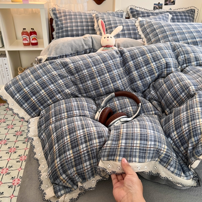 91家纺网 家纺一手货源 找家纺 妖妖家纺 2025新款加厚全棉花边牛奶绒格子四件套 海川之境