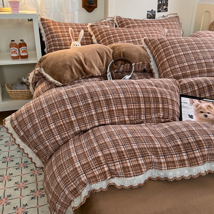 91家纺网 家纺一手货源 找家纺 妖妖家纺 2025新款加厚全棉花边牛奶绒格子四件套 焦糖松果