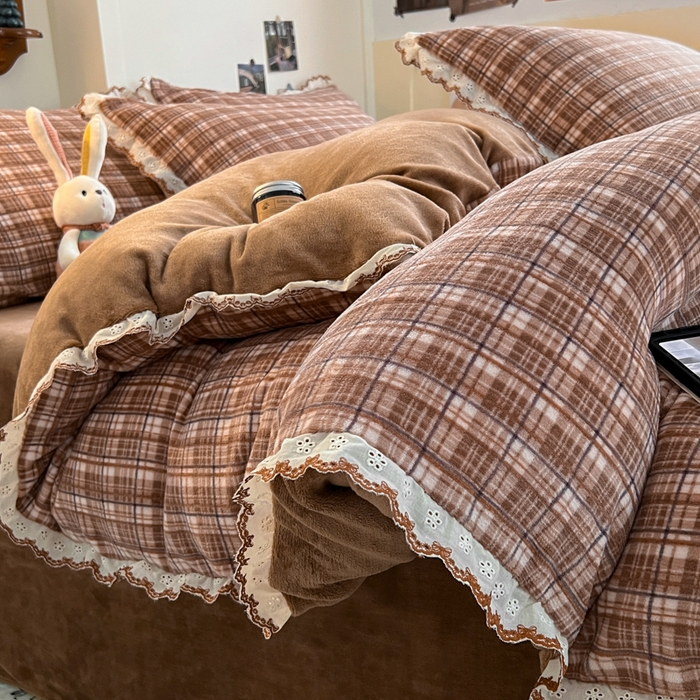 91家纺网 家纺一手货源 找家纺 妖妖家纺 2025新款加厚全棉花边牛奶绒格子四件套 焦糖松果
