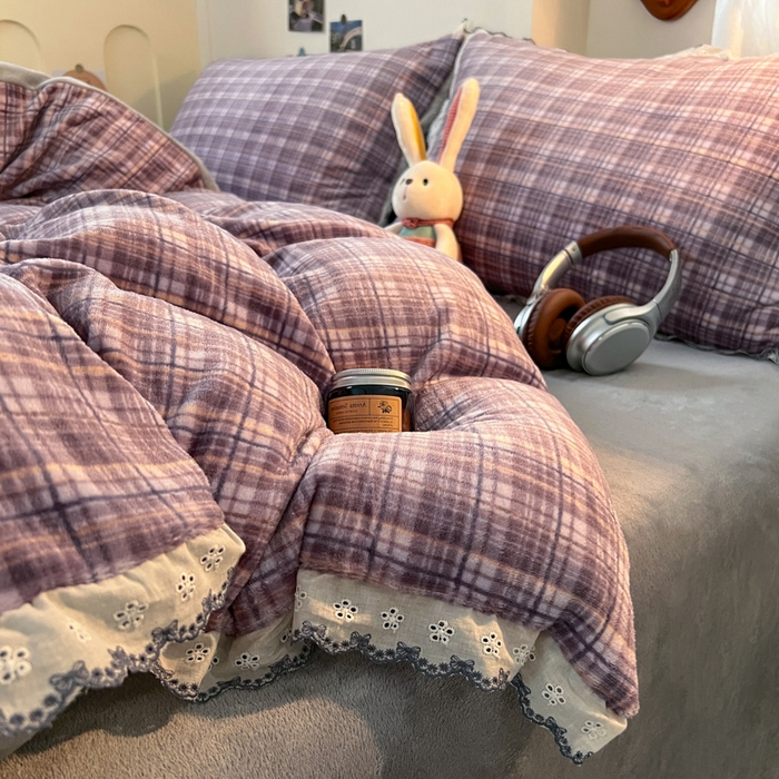 91家纺网 家纺一手货源 找家纺 妖妖家纺 2025新款加厚全棉花边牛奶绒格子四件套 鸢尾之约