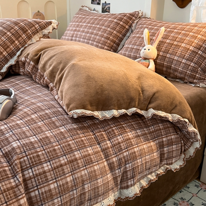 91家纺网 家纺一手货源 找家纺 妖妖家纺 2025新款加厚全棉花边牛奶绒格子四件套 焦糖松果