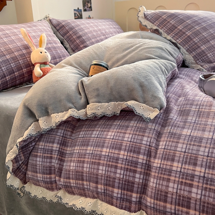 91家纺网 家纺一手货源 找家纺 妖妖家纺 2025新款加厚全棉花边牛奶绒格子四件套 鸢尾之约