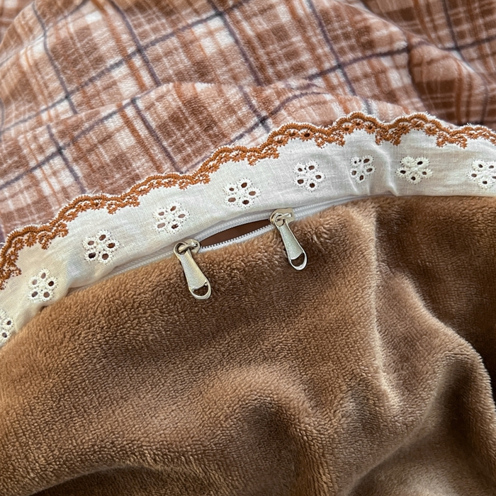 91家纺网 家纺一手货源 找家纺 妖妖家纺 2025新款加厚全棉花边牛奶绒格子四件套 焦糖松果