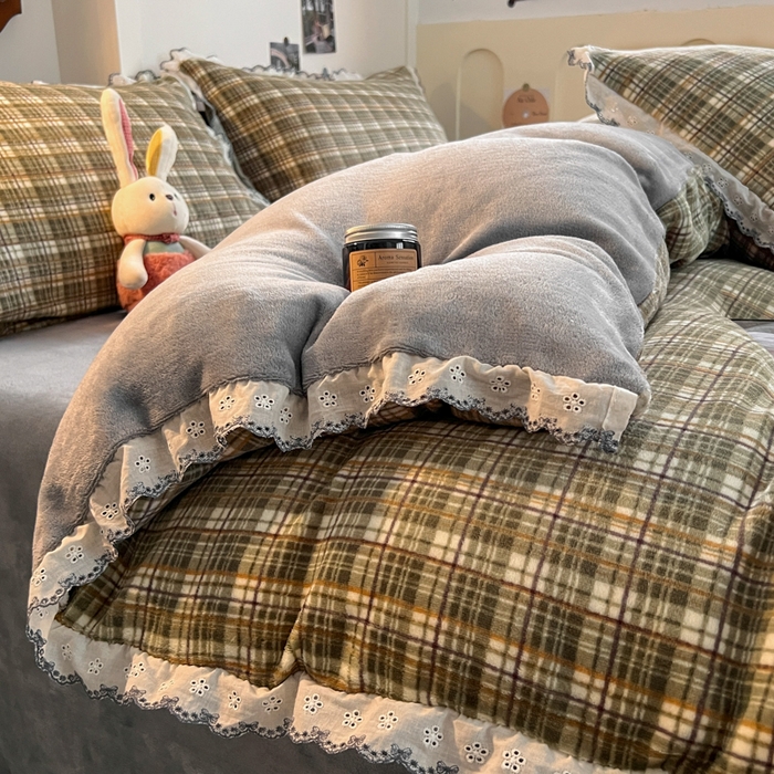 91家纺网 家纺一手货源 找家纺 妖妖家纺 2025新款加厚全棉花边牛奶绒格子四件套 轻氧绿松