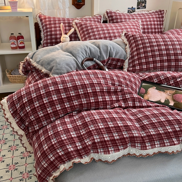 91家纺网 家纺一手货源 找家纺 妖妖家纺 2025新款加厚全棉花边牛奶绒格子四件套 醋莓浆果