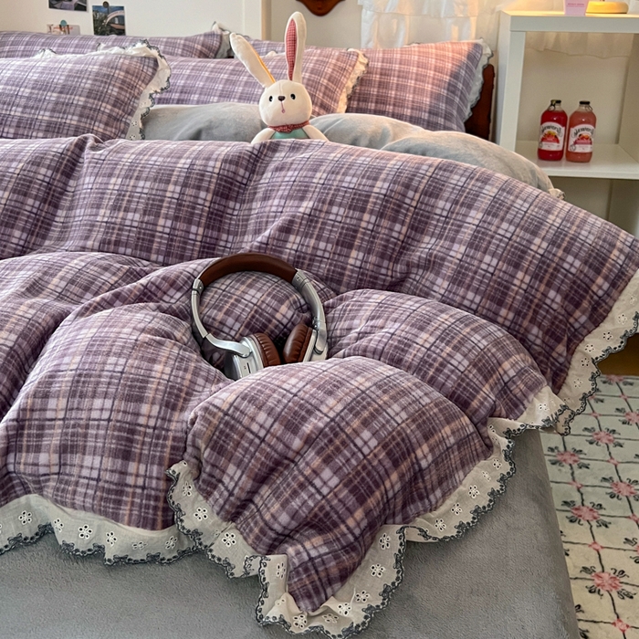 91家纺网 家纺一手货源 找家纺 妖妖家纺 2025新款加厚全棉花边牛奶绒格子四件套 鸢尾之约