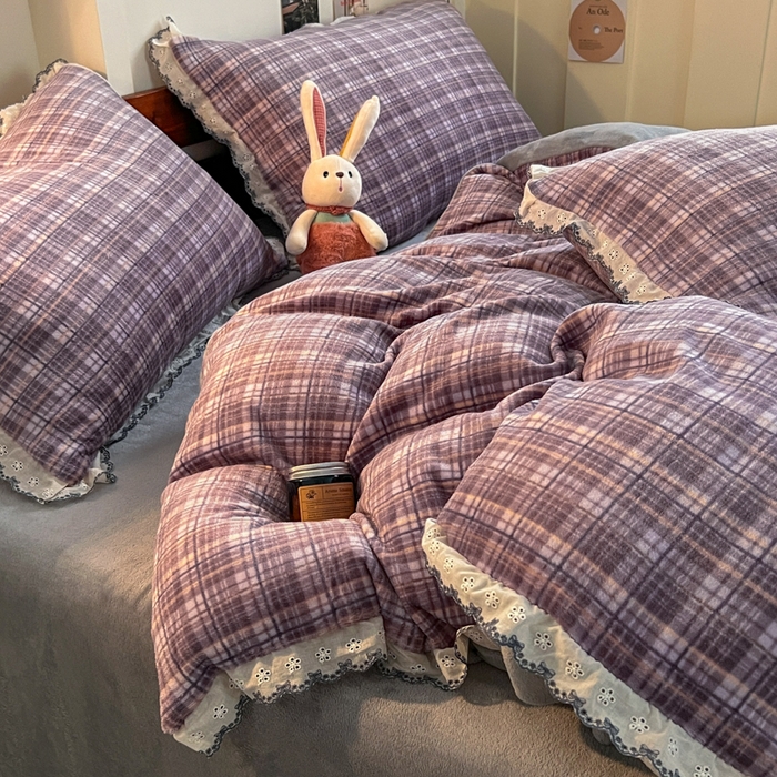 91家纺网 家纺一手货源 找家纺 妖妖家纺 2025新款加厚全棉花边牛奶绒格子四件套 鸢尾之约