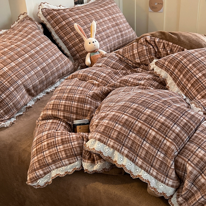 91家纺网 家纺一手货源 找家纺 妖妖家纺 2025新款加厚全棉花边牛奶绒格子四件套 焦糖松果