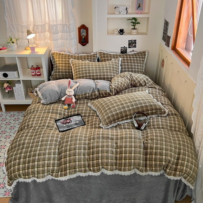 91家纺网 家纺一手货源 找家纺 妖妖家纺 2025新款加厚全棉花边牛奶绒格子四件套 轻氧绿松