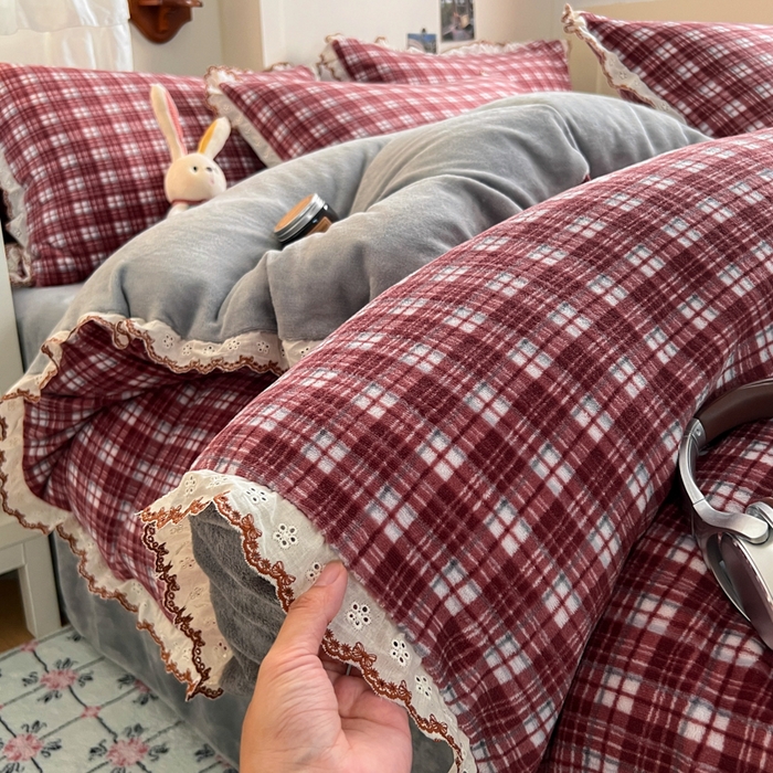 妖妖家纺 2025新款加厚全棉花边牛奶绒格子四件套 醋莓浆果