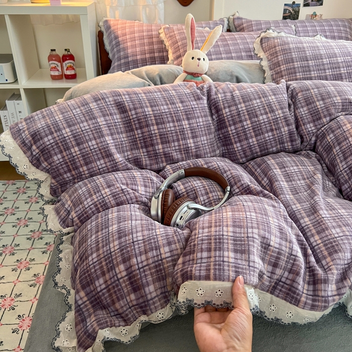 91家纺网 家纺一手货源 找家纺 妖妖家纺 2025新款加厚全棉花边牛奶绒格子四件套 鸢尾之约