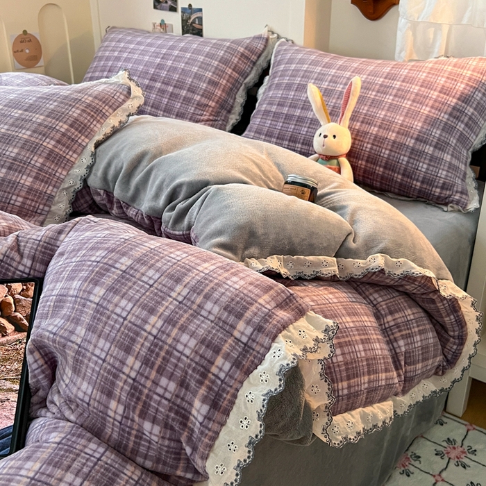 91家纺网 家纺一手货源 找家纺 妖妖家纺 2025新款加厚全棉花边牛奶绒格子四件套 鸢尾之约