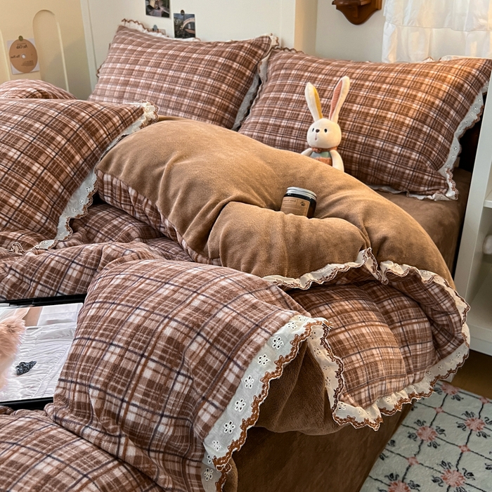 91家纺网 家纺一手货源 找家纺 妖妖家纺 2025新款加厚全棉花边牛奶绒格子四件套 焦糖松果