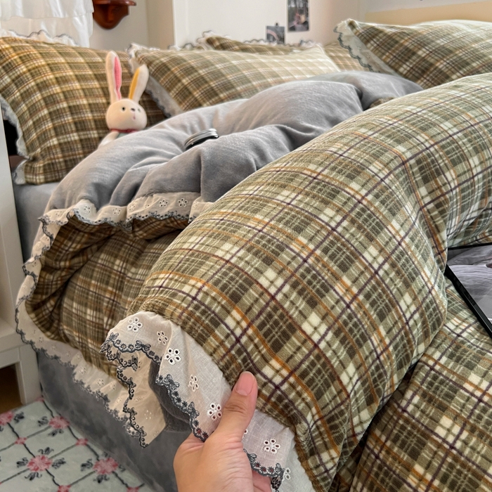 91家纺网 家纺一手货源 找家纺 妖妖家纺 2025新款加厚全棉花边牛奶绒格子四件套 轻氧绿松