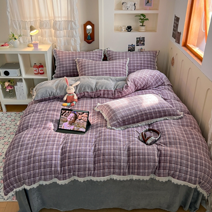 91家纺网 家纺一手货源 找家纺 妖妖家纺 2025新款加厚全棉花边牛奶绒格子四件套 鸢尾之约