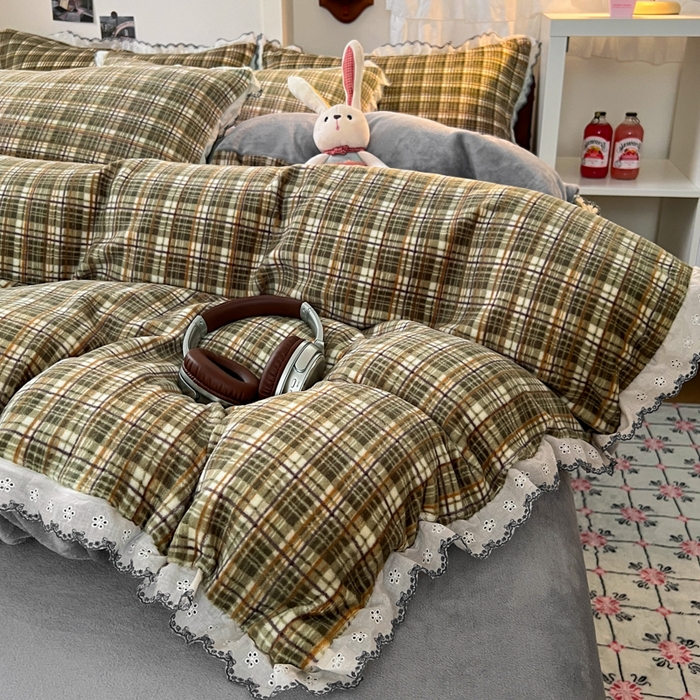 91家纺网 家纺一手货源 找家纺 妖妖家纺 2025新款加厚全棉花边牛奶绒格子四件套 轻氧绿松