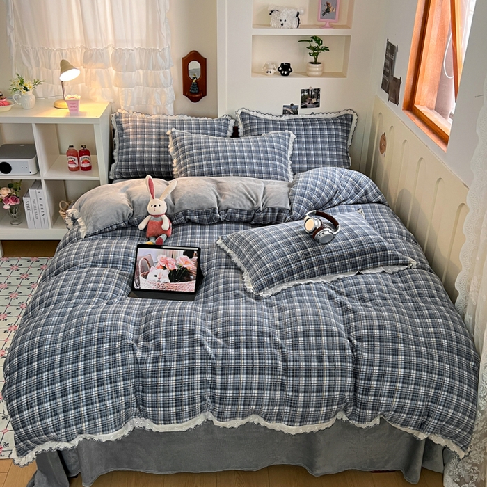 91家纺网 家纺一手货源 找家纺 妖妖家纺 2025新款加厚全棉花边牛奶绒格子四件套 海川之境