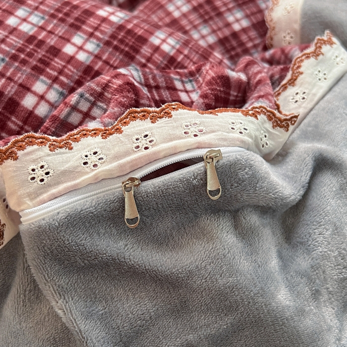 91家纺网 家纺一手货源 找家纺 妖妖家纺 2025新款加厚全棉花边牛奶绒格子四件套 醋莓浆果