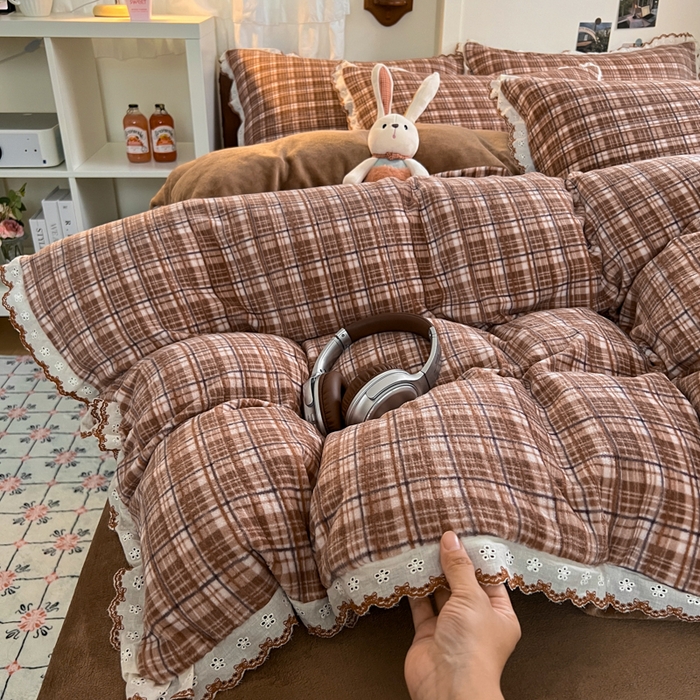 91家纺网 家纺一手货源 找家纺 妖妖家纺 2025新款加厚全棉花边牛奶绒格子四件套 焦糖松果