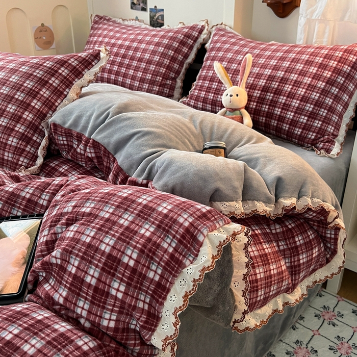 91家纺网 家纺一手货源 找家纺 妖妖家纺 2025新款加厚全棉花边牛奶绒格子四件套 醋莓浆果
