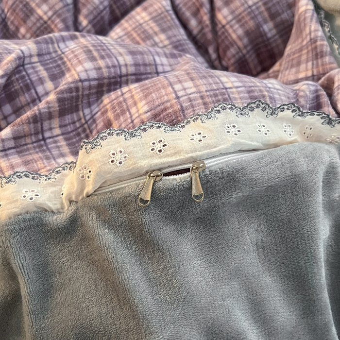 91家纺网 家纺一手货源 找家纺 妖妖家纺 2025新款加厚全棉花边牛奶绒格子四件套 鸢尾之约