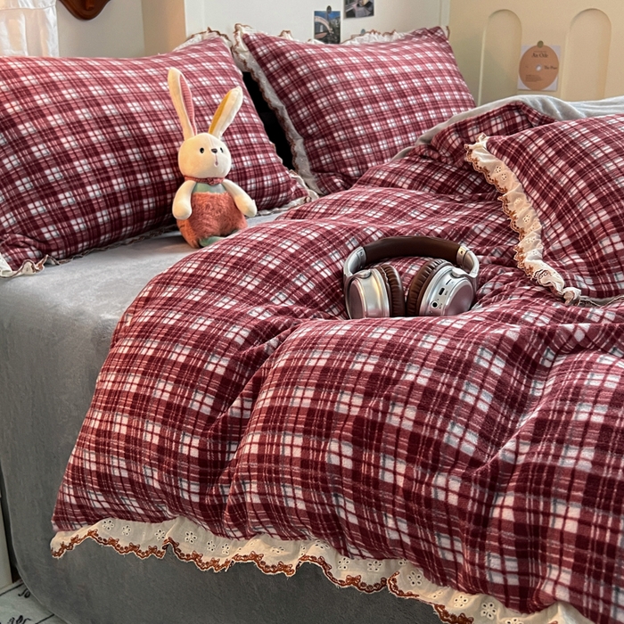 91家纺网 家纺一手货源 找家纺 妖妖家纺 2025新款加厚全棉花边牛奶绒格子四件套 醋莓浆果