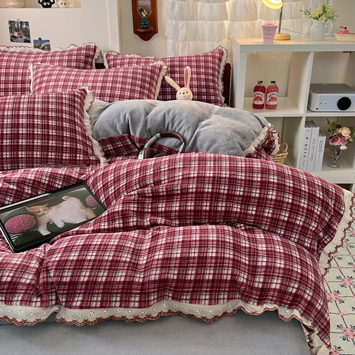 91家纺网 家纺一手货源 找家纺 妖妖家纺 2025新款加厚全棉花边牛奶绒格子四件套 醋莓浆果