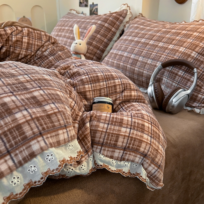 91家纺网 家纺一手货源 找家纺 妖妖家纺 2025新款加厚全棉花边牛奶绒格子四件套 焦糖松果