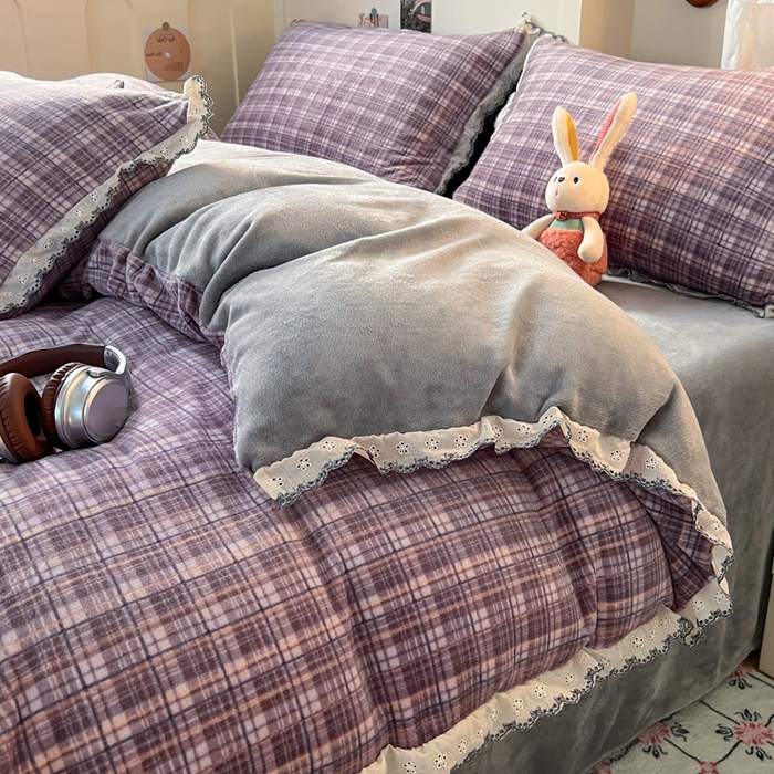 91家纺网 家纺一手货源 找家纺 妖妖家纺 2025新款加厚全棉花边牛奶绒格子四件套 鸢尾之约