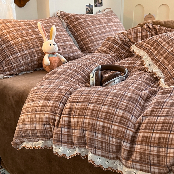 91家纺网 家纺一手货源 找家纺 妖妖家纺 2025新款加厚全棉花边牛奶绒格子四件套 焦糖松果