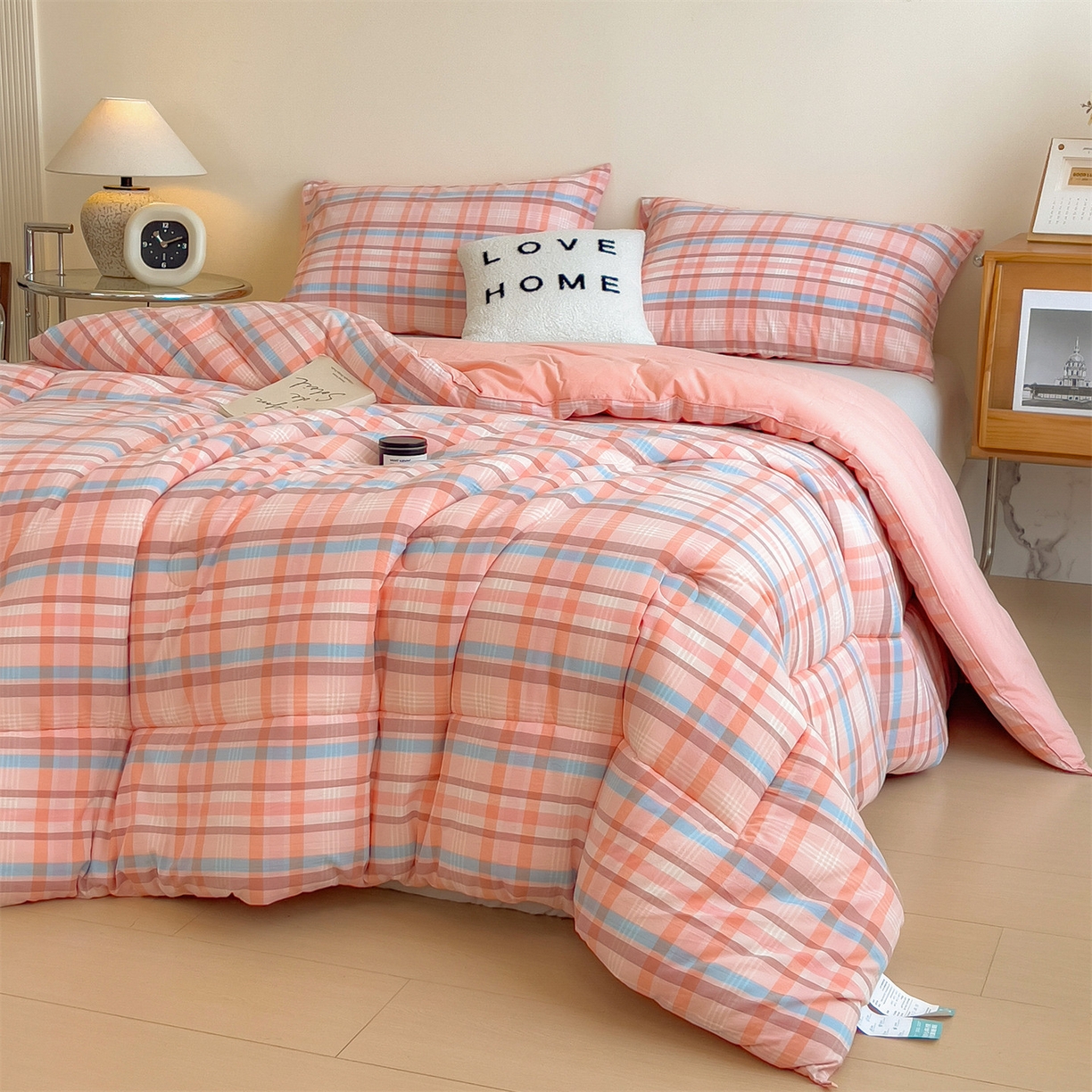 91家纺网 家纺一手货源 找家纺 梵克保罗 2025秋冬新款10A抗菌无印风冬被被子被芯 英伦粉