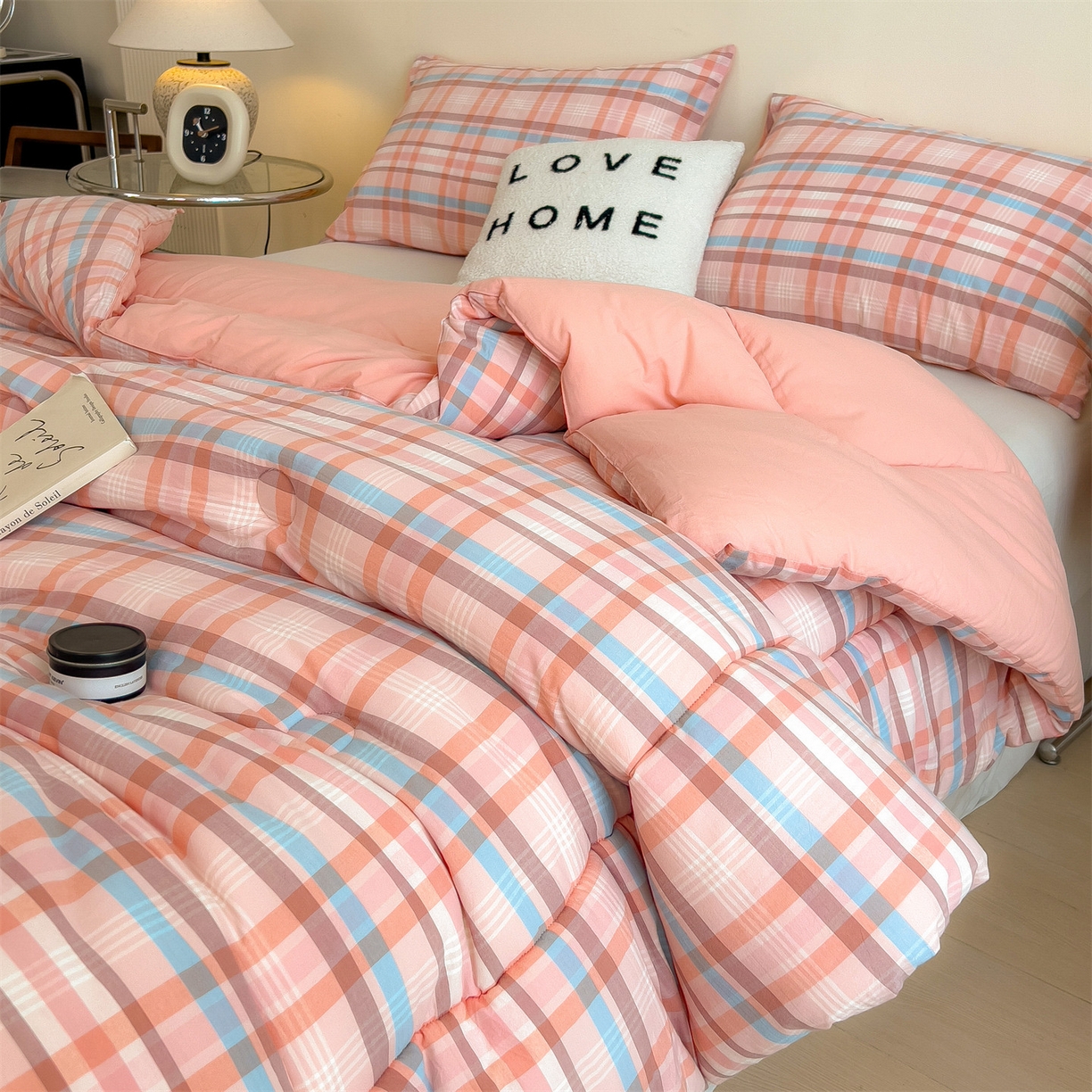 91家纺网 家纺一手货源 找家纺 梵克保罗 2025秋冬新款10A抗菌无印风冬被被子被芯 英伦粉