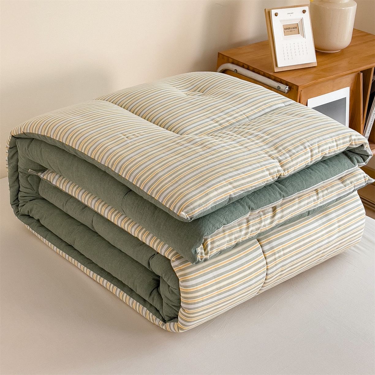 91家纺网 家纺一手货源 找家纺 梵克保罗 2025秋冬新款10A抗菌无印风冬被被子被芯 小绿条