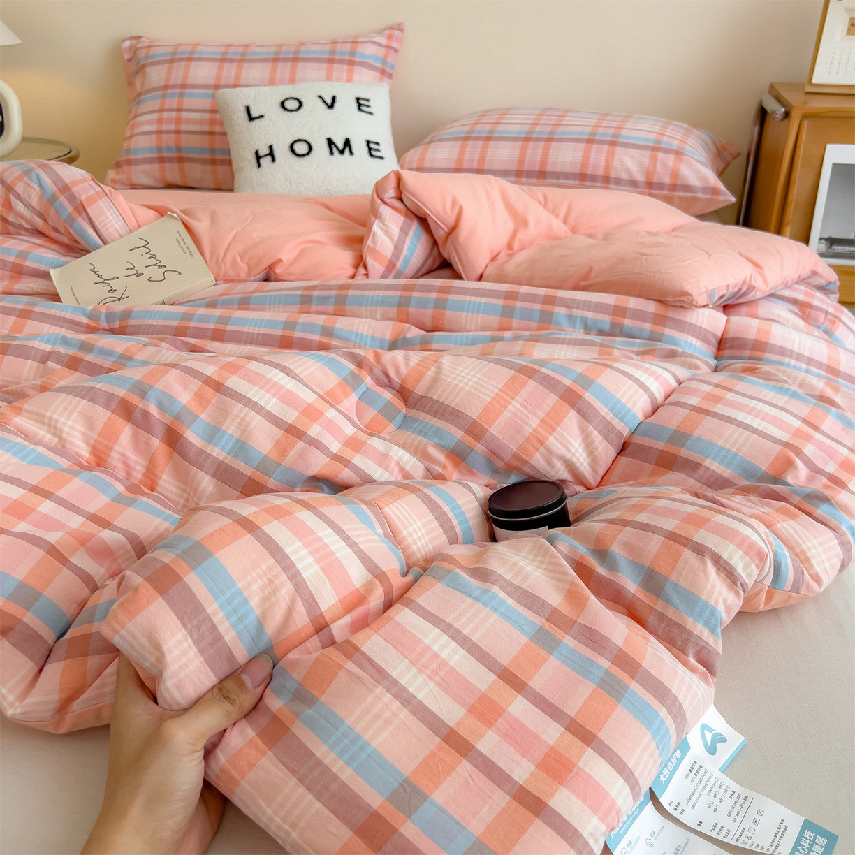 91家纺网 家纺一手货源 找家纺 梵克保罗 2025秋冬新款10A抗菌无印风冬被被子被芯 英伦粉