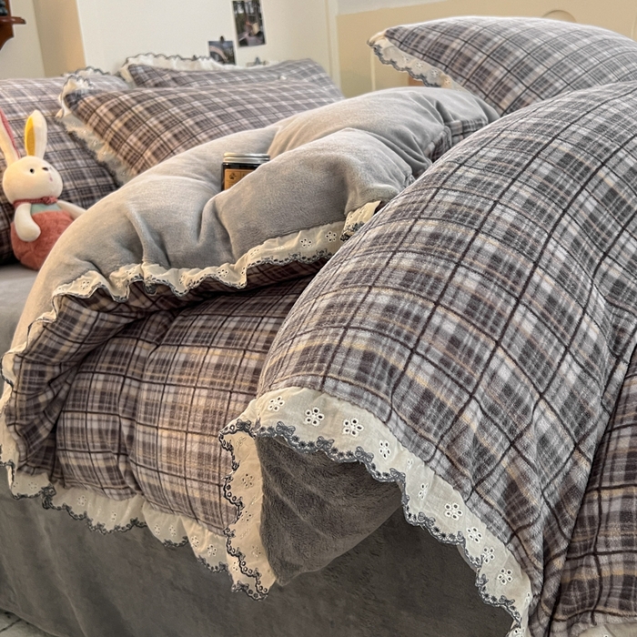 91家纺网 家纺一手货源 找家纺 妖妖家纺 2025新款加厚全棉花边牛奶绒格子四件套 银灰流光