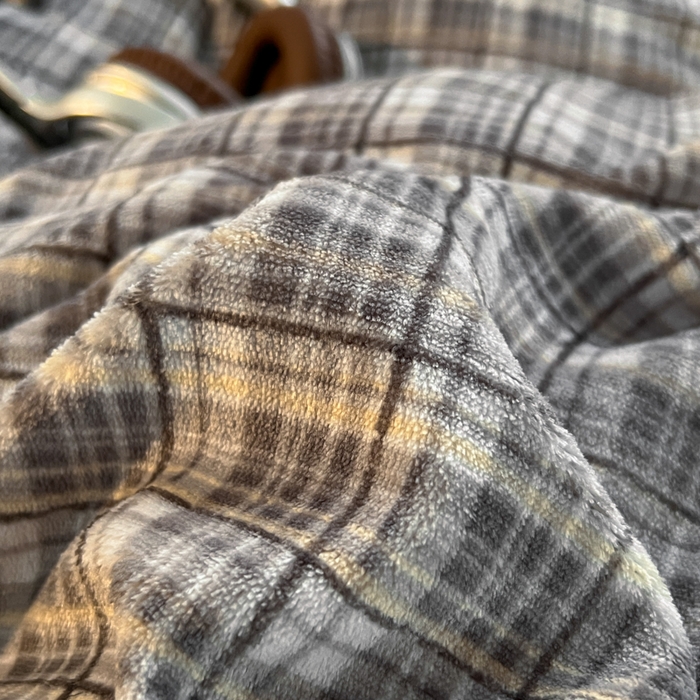 91家纺网 家纺一手货源 找家纺 妖妖家纺 2025新款加厚全棉花边牛奶绒格子四件套 银灰流光