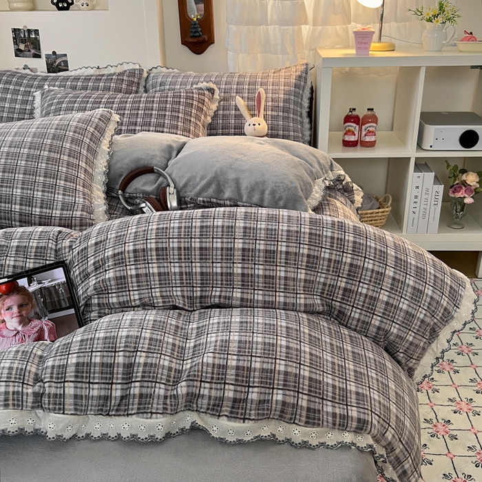 91家纺网 家纺一手货源 找家纺 妖妖家纺 2025新款加厚全棉花边牛奶绒格子四件套 银灰流光