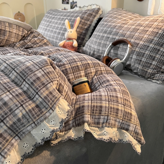 91家纺网 家纺一手货源 找家纺 妖妖家纺 2025新款加厚全棉花边牛奶绒格子四件套 银灰流光