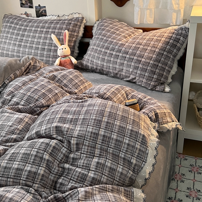 91家纺网 家纺一手货源 找家纺 妖妖家纺 2025新款加厚全棉花边牛奶绒格子四件套 银灰流光