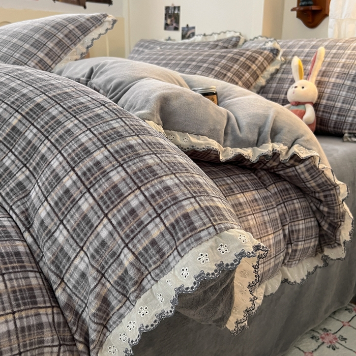 91家纺网 家纺一手货源 找家纺 妖妖家纺 2025新款加厚全棉花边牛奶绒格子四件套 银灰流光