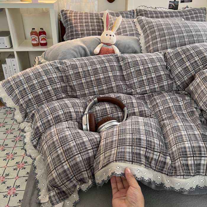 91家纺网 家纺一手货源 找家纺 妖妖家纺 2025新款加厚全棉花边牛奶绒格子四件套 银灰流光