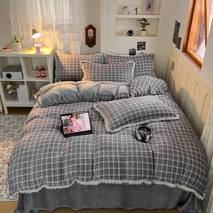 91家纺网 家纺一手货源 找家纺 妖妖家纺 2025新款加厚全棉花边牛奶绒格子四件套 银灰流光