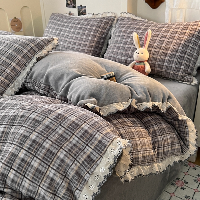 91家纺网 家纺一手货源 找家纺 妖妖家纺 2025新款加厚全棉花边牛奶绒格子四件套 银灰流光