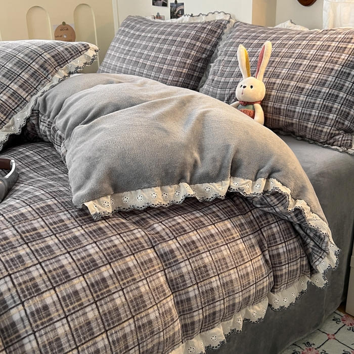 91家纺网 家纺一手货源 找家纺 妖妖家纺 2025新款加厚全棉花边牛奶绒格子四件套 银灰流光