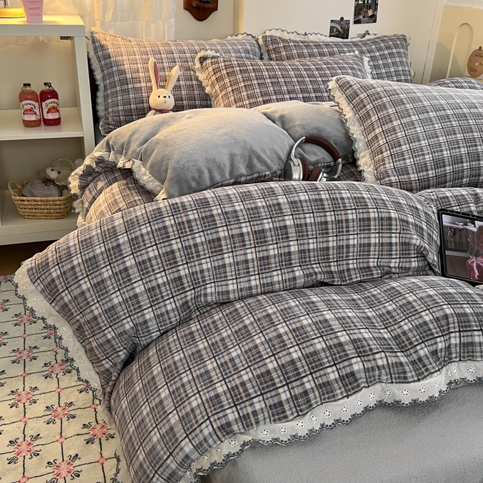 91家纺网 家纺一手货源 找家纺 妖妖家纺 2025新款加厚全棉花边牛奶绒格子四件套 银灰流光