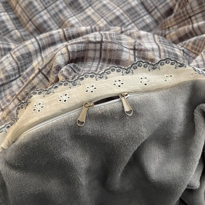 91家纺网 家纺一手货源 找家纺 妖妖家纺 2025新款加厚全棉花边牛奶绒格子四件套 银灰流光