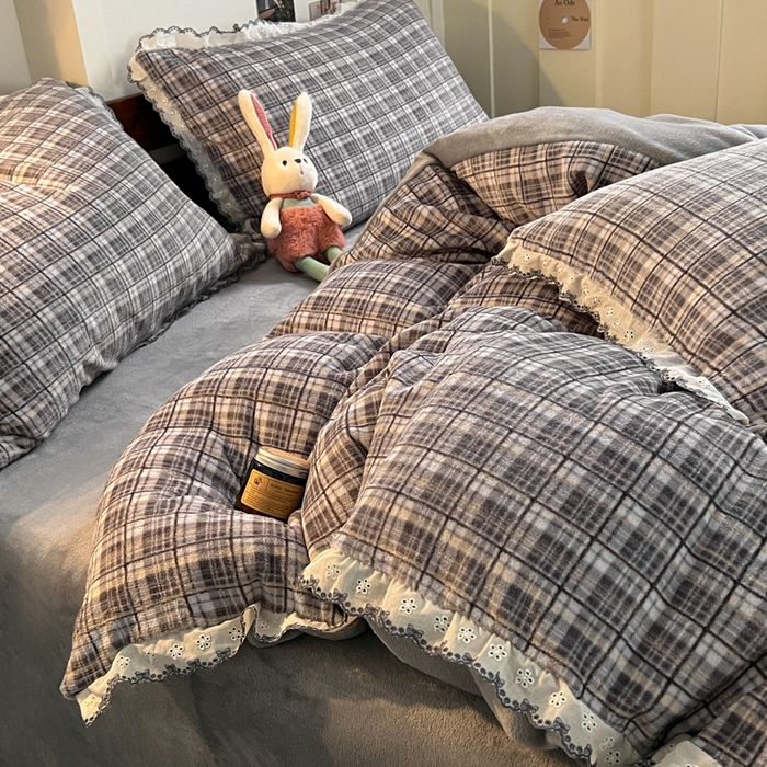 91家纺网 家纺一手货源 找家纺 妖妖家纺 2025新款加厚全棉花边牛奶绒格子四件套 银灰流光